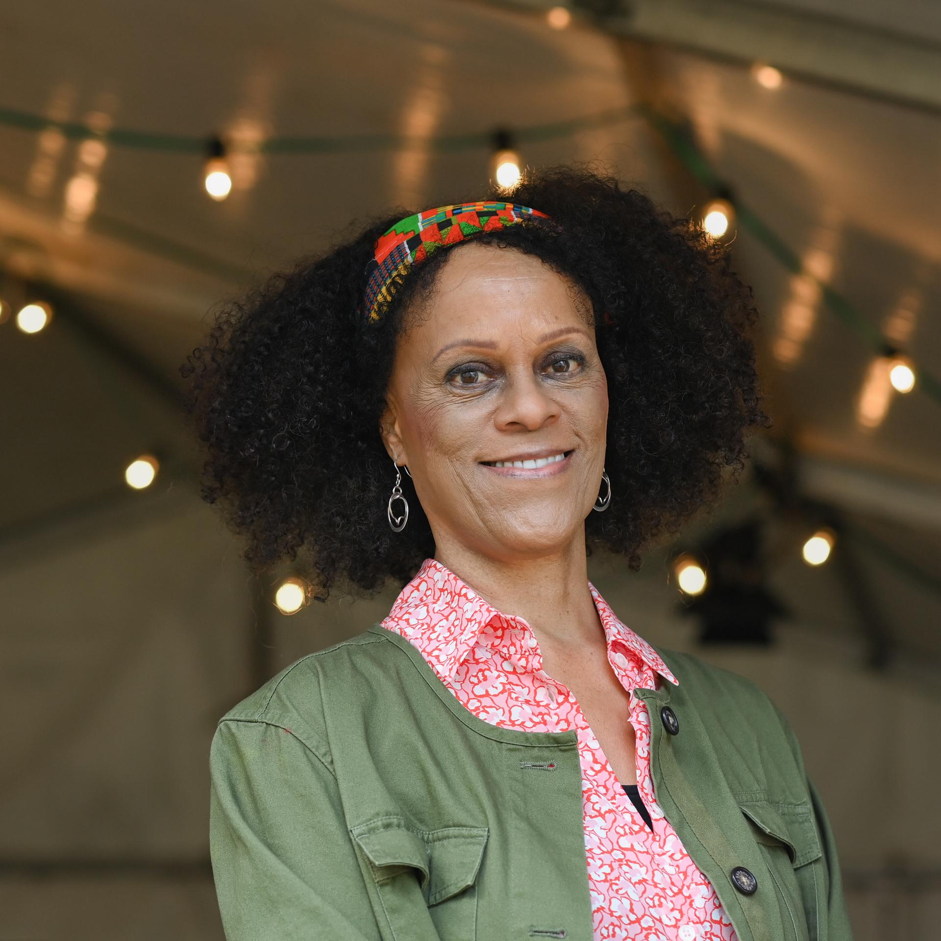 Die britische Schriftstellerin Bernardine Evaristo lächelt in die Kamera