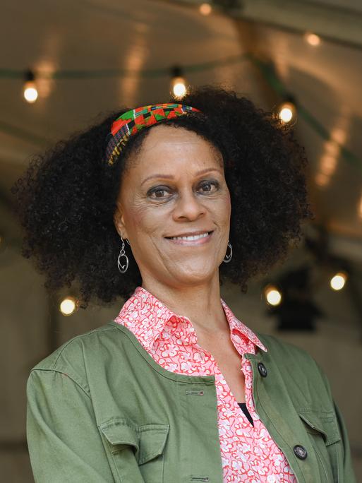 Die britische Schriftstellerin Bernardine Evaristo lächelt in die Kamera