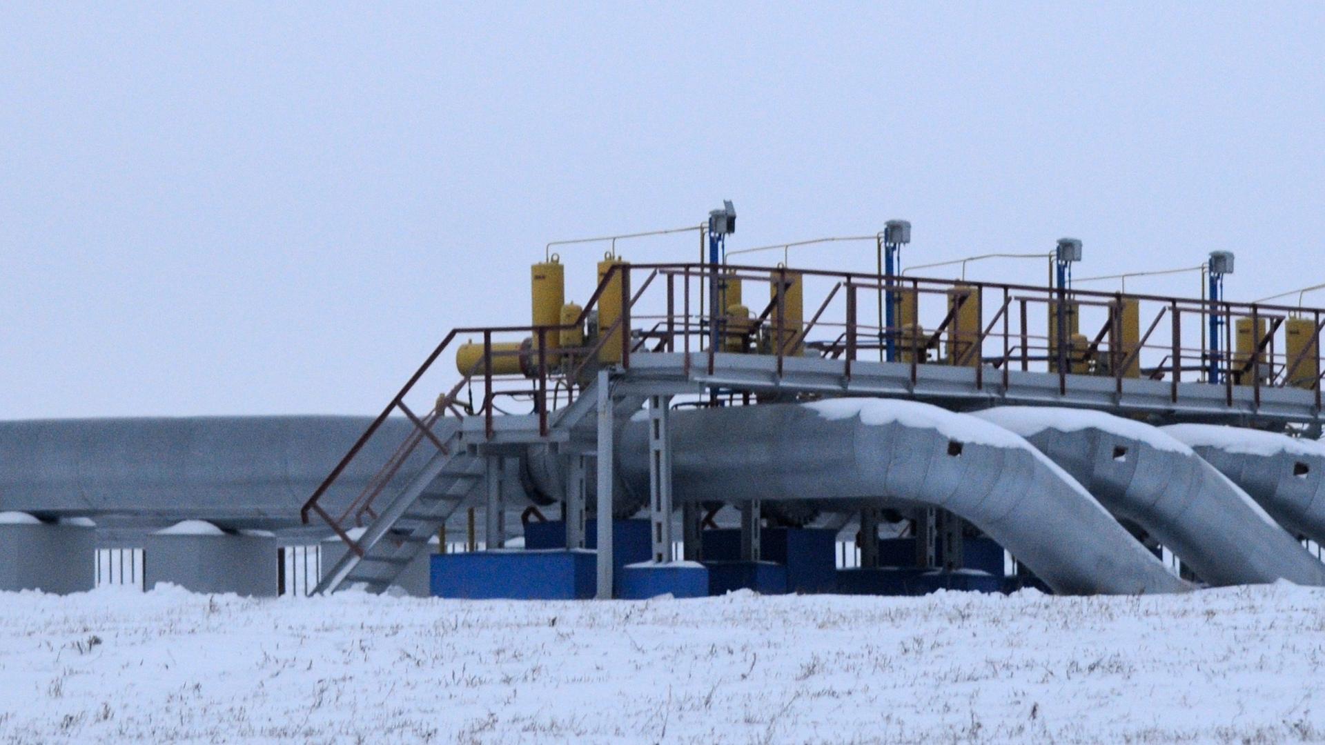 Gaspumpstation in der Oblast Kursk, aufgenommen am 11. Januar 2009. Vor den Rohren liegt Schnee. 