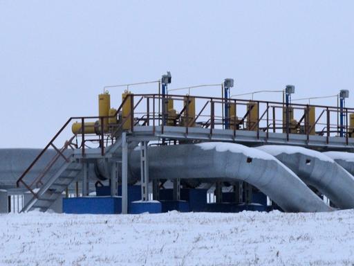 Gaspumpstation in der Oblast Kursk, aufgenommen am 11. Januar 2009. Vor den Rohren liegt Schnee. 