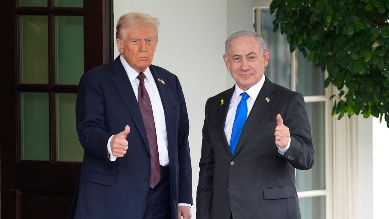 US-Präsident Donald Trump und Israels Premier Benjamin Netajahu bei einem gemeinsamen Auftritt in Washington. Beide Politiker halten den Daumen hoch. US-Präsident Donald Trump und Israels Premier Benjamin Netajahu bei einem gemeinsamen Auftritt in Washington. Beide Politiker halten den Daumen hoch.