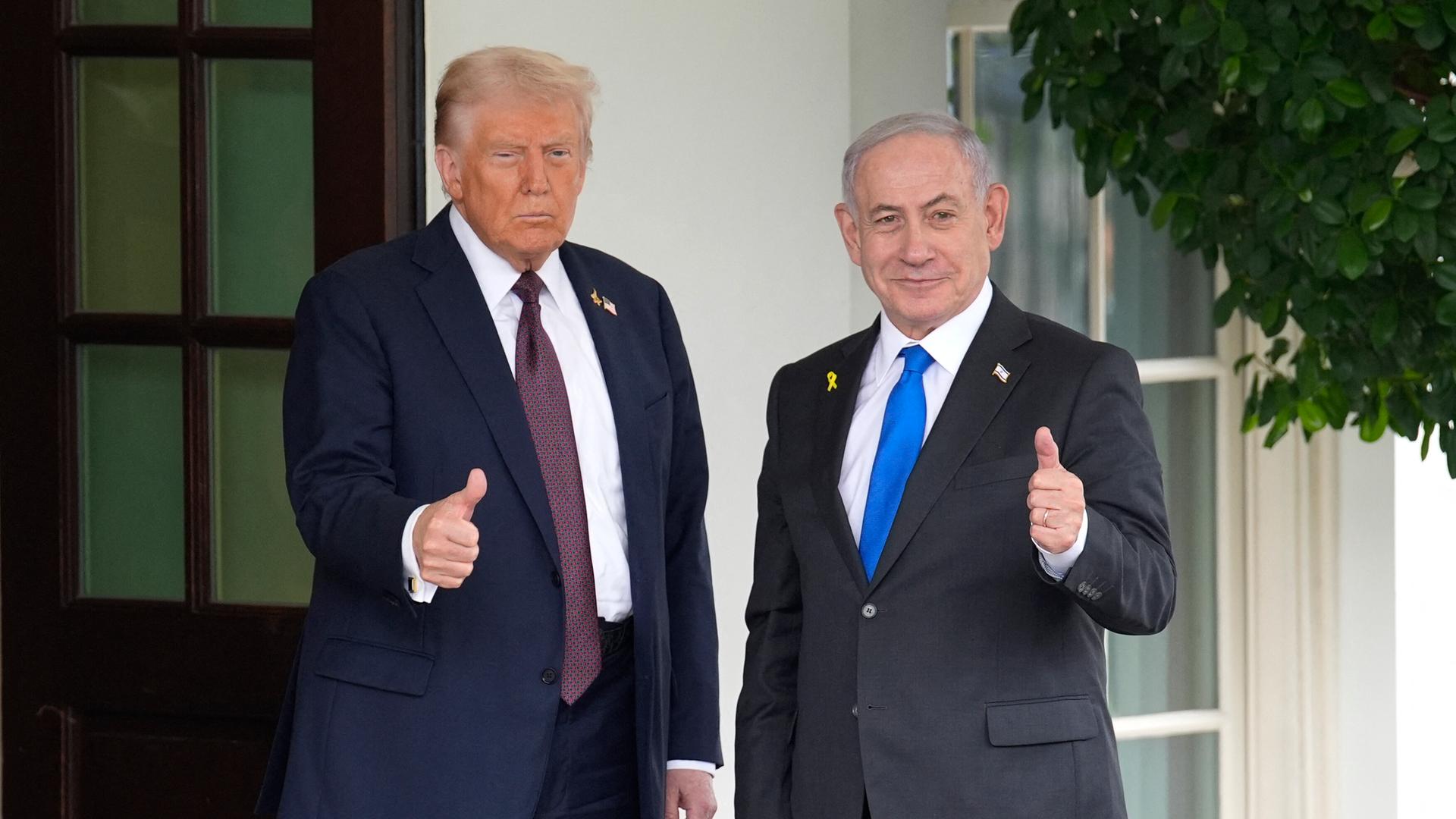 US-Präsident Donald Trump und Israels Premier Benjamin Netajyahu bei einem gemeinsamen Auftritt in Washington. Beide Politiker halten den Daumen hoch. US-Präsident Donald Trump und Israels Premier Benjamin Netajyahu bei einem gemeinsamen Auftritt in Washington. Beide Politiker halten den Daumen hoch.