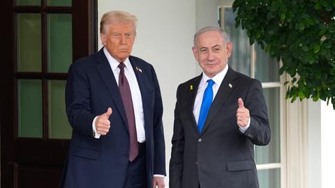 US-Präsident Donald Trump und Israels Premier Benjamin Netajahu bei einem gemeinsamen Auftritt in Washington. Beide Politiker halten den Daumen hoch. 