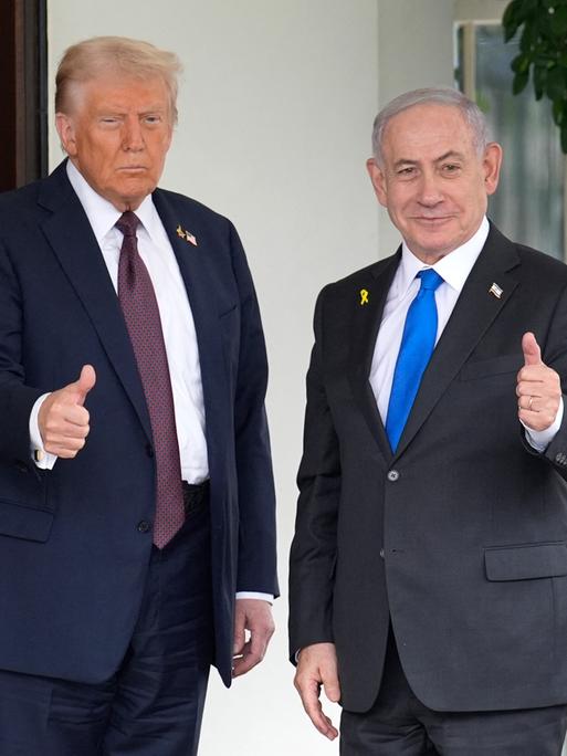 US-Präsident Donald Trump und Israels Premier Benjamin Netajyahu bei einem gemeinsamen Auftritt in Washington. Beide Politiker halten den Daumen hoch. 