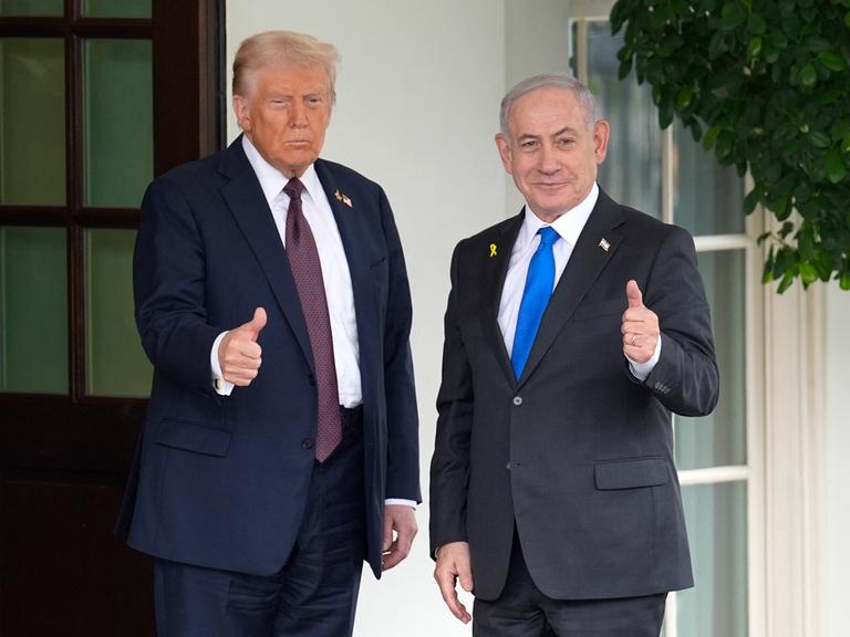 US-Präsident Donald Trump und Israels Premier Benjamin Netajyahu bei einem gemeinsamen Auftritt in Washington. Beide Politiker halten den Daumen hoch. 