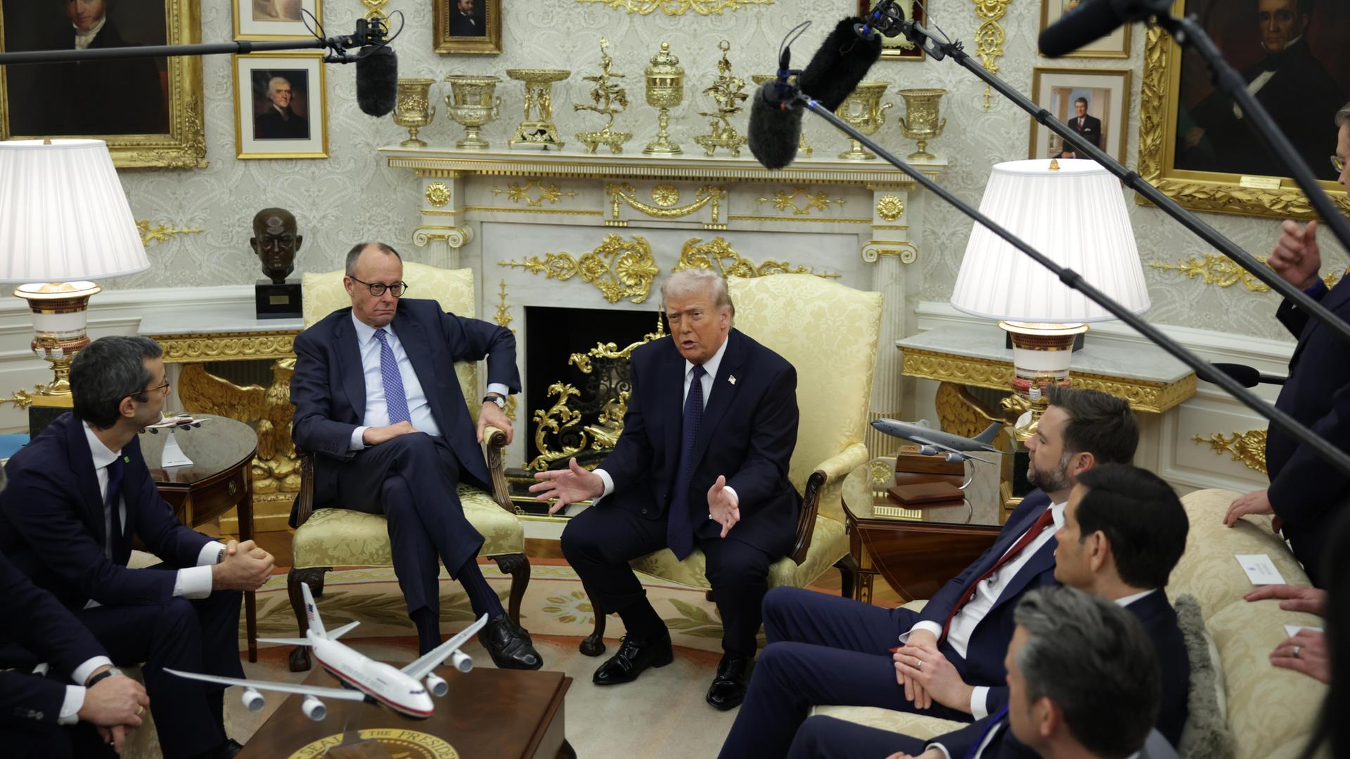 Friedrich Merz sitzt links neben US-Präsident Donald Trump bei einer Pressekonferenz im Oval Office am 3. März 2026 Friedrich Merz sitzt links neben US-Präsident Donald Trump bei einer Pressekonferenz im Oval Office am 3. März 2026