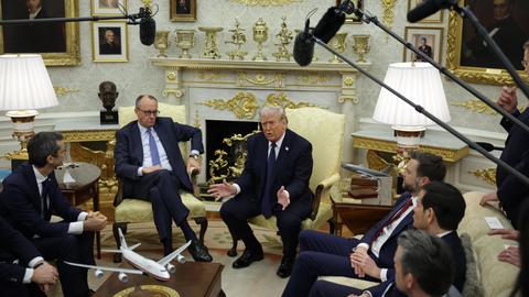 Friedrich Merz sitzt links neben US-Präsident Donald Trump bei einer Pressekonferenz im Oval Office am 3. März 2026