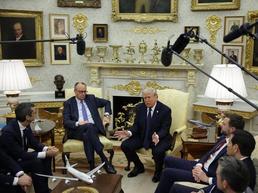 Friedrich Merz sitzt links neben US-Präsident Donald Trump bei einer Pressekonferenz im Oval Office am 3. März 2026 Friedrich Merz sitzt links neben US-Präsident Donald Trump bei einer Pressekonferenz im Oval Office am 3. März 2026