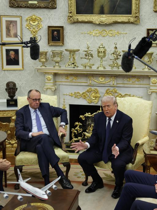 Friedrich Merz sitzt links neben US-Präsident Donald Trump bei einer Pressekonferenz im Oval Office am 3. März 2026 Friedrich Merz sitzt links neben US-Präsident Donald Trump bei einer Pressekonferenz im Oval Office am 3. März 2026
