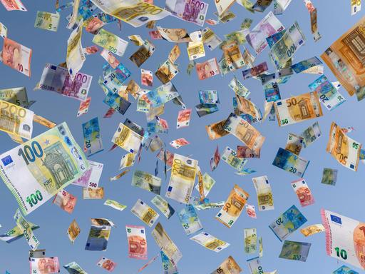 Euroscheine fallen im Geldregen vom Himmel