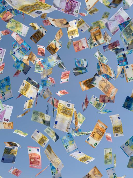 Euroscheine fallen im Geldregen vom Himmel