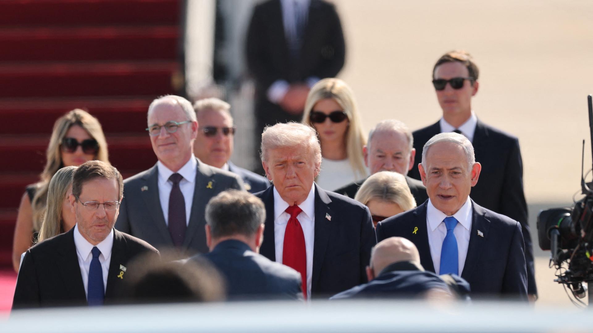 US-Präsident Trump und der israelische Premier Netanjahu verlassen das Rollfeld auf dem Ben Gurion Airport. Mit ihnen gehen noch mehrere Menschen, meist verschwommen zu sehen, u.a. Trumps Tochter. US-Präsident Trump und der israelische Premier Netanjahu verlassen das Rollfeld auf dem Ben Gurion Airport. Mit ihnen gehen noch mehrere Menschen, meist verschwommen zu sehen, u.a. Trumps Tochter.