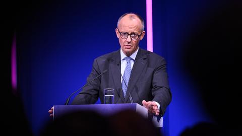 Bundeskanzler Friedrich Merz (CDU) steht hinter einem Rednerpult.
