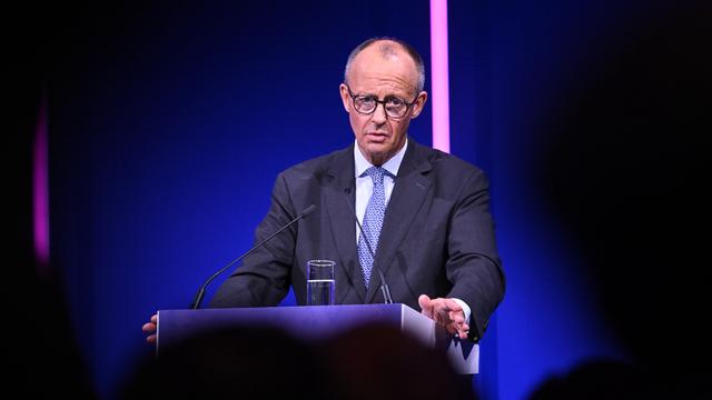 Bundeskanzler Friedrich Merz (CDU) steht hinter einem Rednerpult.