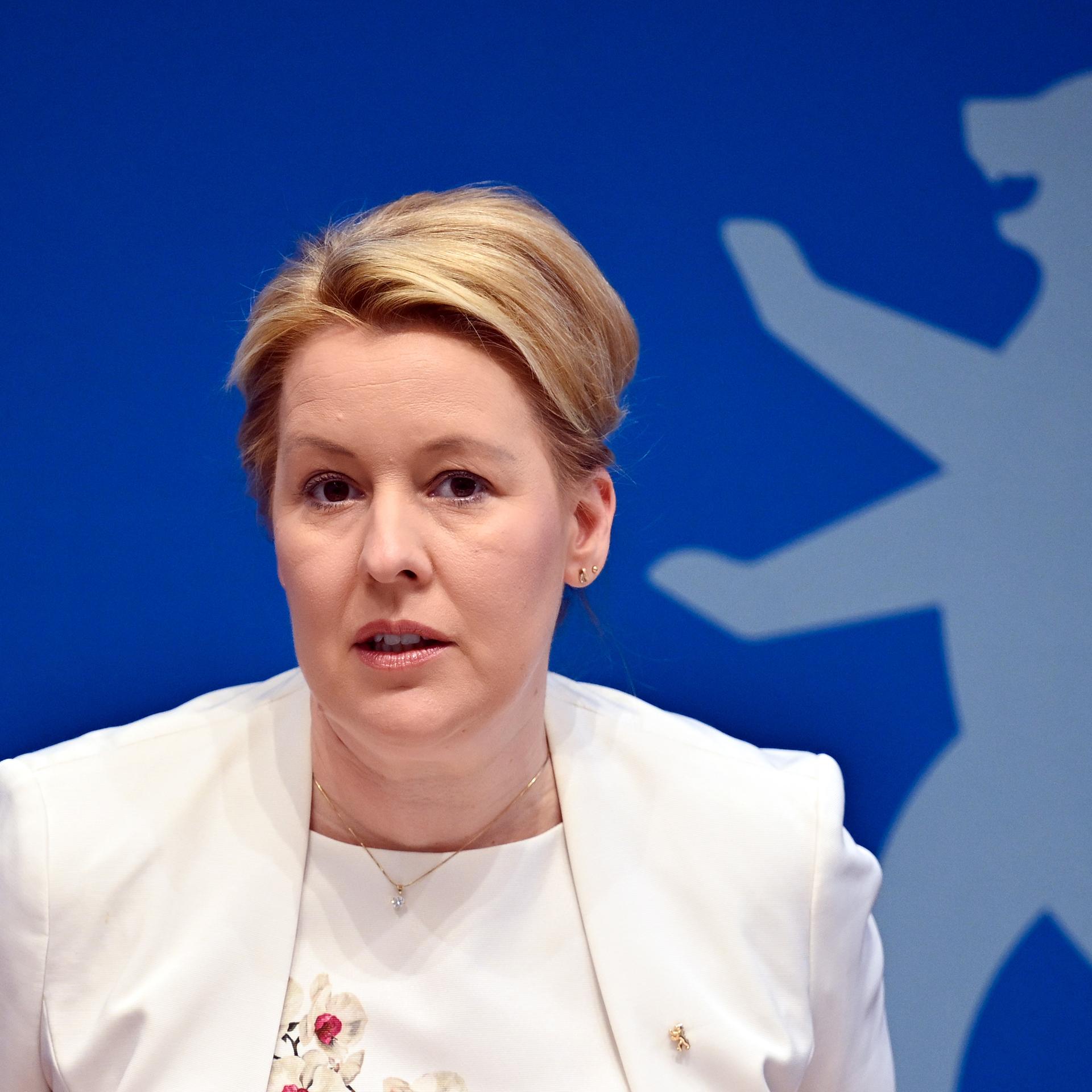 Franziska Giffey (SPD), Bürgermeisterin und Senatorin für Wirtschaft, Energie und Betriebe spricht während der Pressekonferenz nach der Sitzung des Berliner Senats.