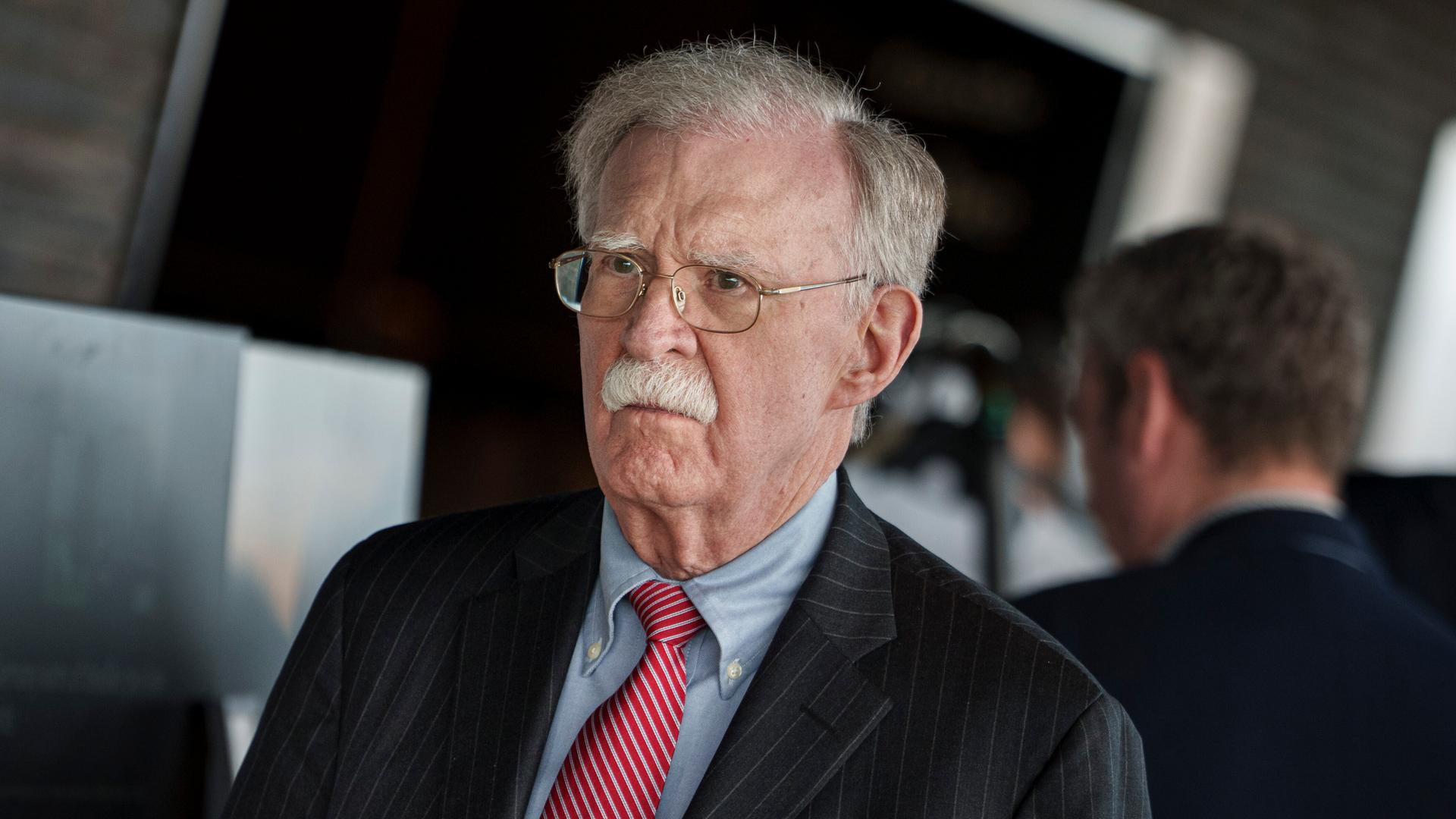 Poträt von John Bolton während des Kopenhagener Demokratie-Gipfels im Königlichen Dänischen Theater im Mai 2026. Poträt von John Bolton während des Kopenhagener Demokratie-Gipfels im Königlichen Dänischen Theater im Mai 2026.