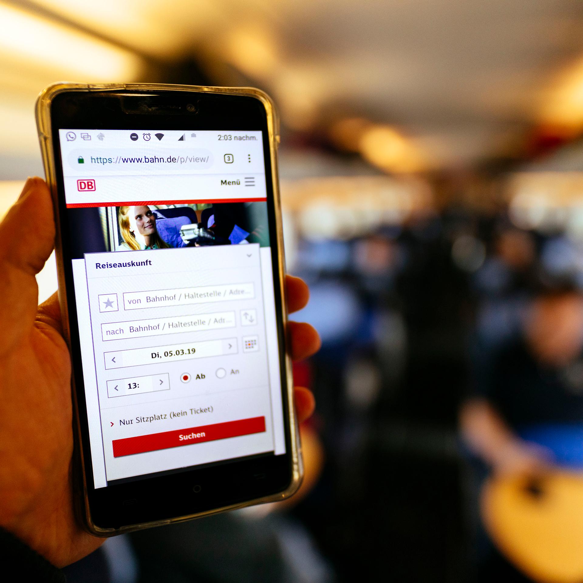 Die Reiseauskunft der Deutschen Bahn unter bahn.de auf einem Handy