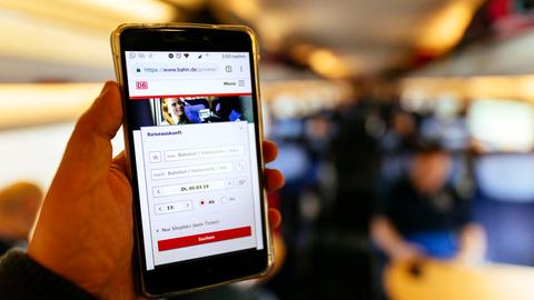 Die Reiseauskunft der Deutschen Bahn unter bahn.de auf einem Handy