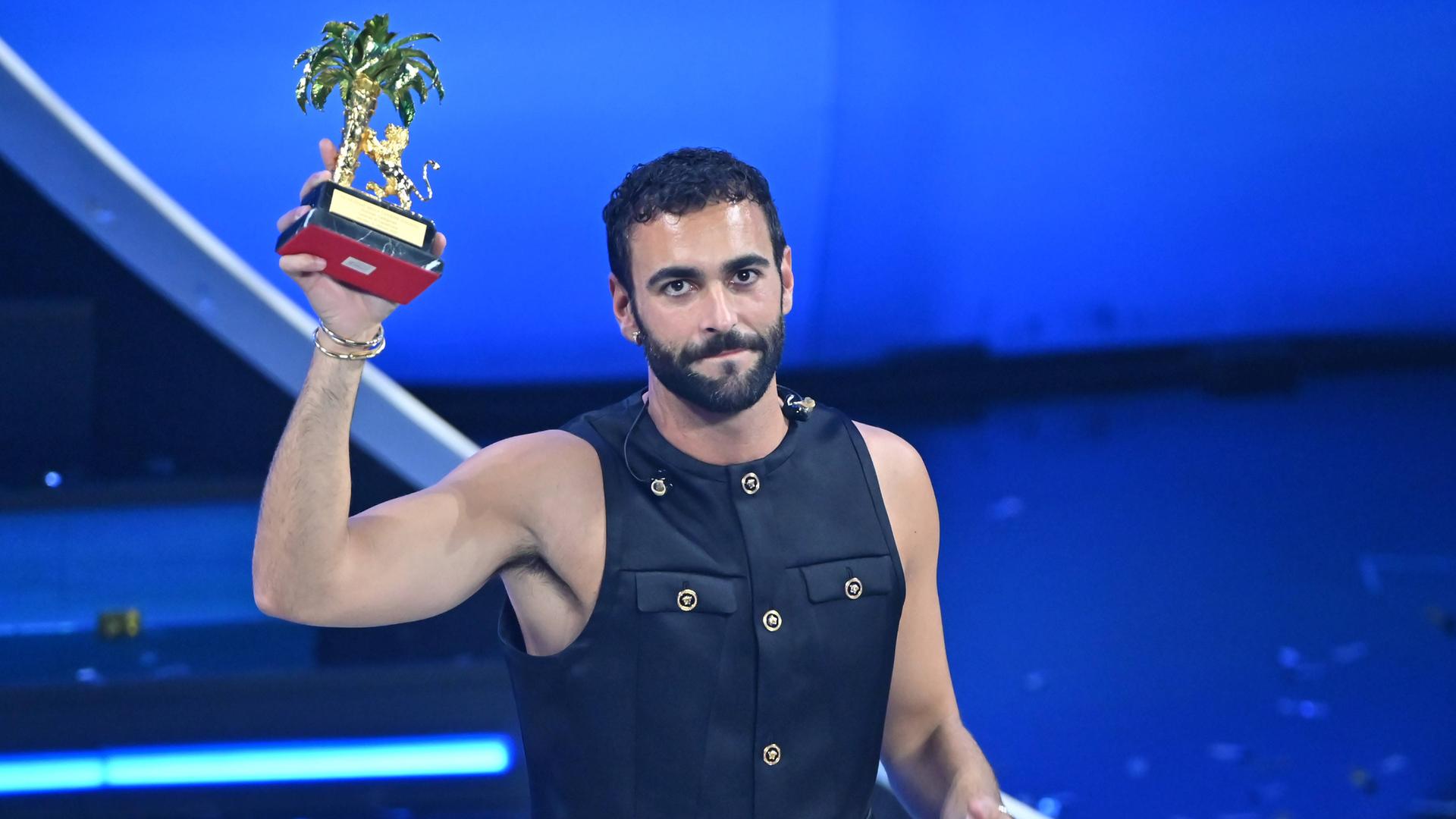 Der italienische Sänger Marco Mengoni beim Musikfestival von Sanremo in Italien mit seiner Siegertrophäe. Der italienische Sänger Marco Mengoni beim Musikfestival von Sanremo in Italien mit seiner Siegertrophäe.