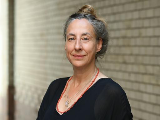 Die Schriftstellerin Judith Hermann steht bei einem exklusiven dpa-Fototermin in einem Hof, der zu Räumlichkeiten des S. Fischer Verlags führt.