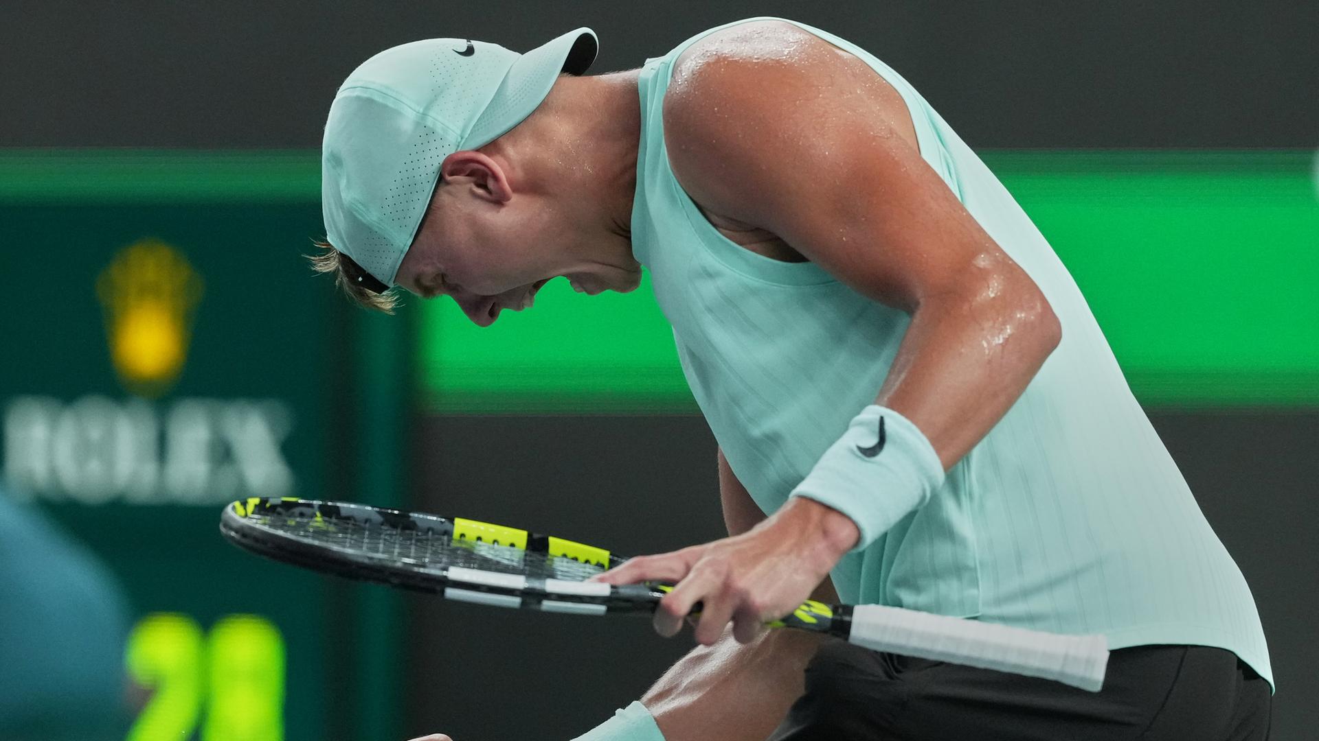 Holger Rune hat einen Tennisschläger in der Hand. Mit der anderen Hand macht er eine Faust. Er brüllt. Holger Rune hat einen Tennisschläger in der Hand. Mit der anderen Hand macht er eine Faust. Er brüllt.
