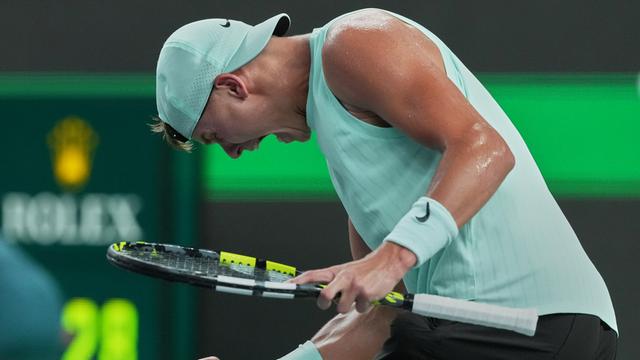 Holger Rune hat einen Tennisschläger in der Hand. Mit der anderen Hand macht er eine Faust. Er brüllt. 