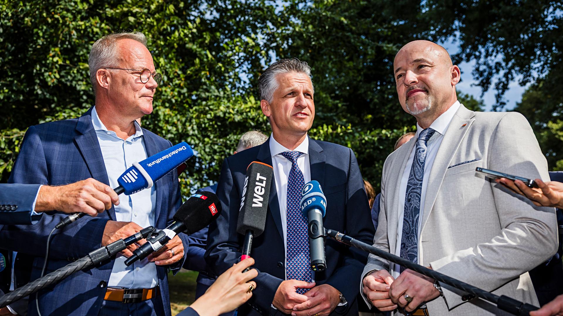 Matthias Miersch, Thorsten Frei und Alexander Hoffmann sprechen während eines Presserundgang am Aasee anlässlich der Klausurtagung der Fraktionsvorstände von Union und SPD. Matthias Miersch, Thorsten Frei und Alexander Hoffmann sprechen während eines Presserundgang am Aasee anlässlich der Klausurtagung der Fraktionsvorstände von Union und SPD.