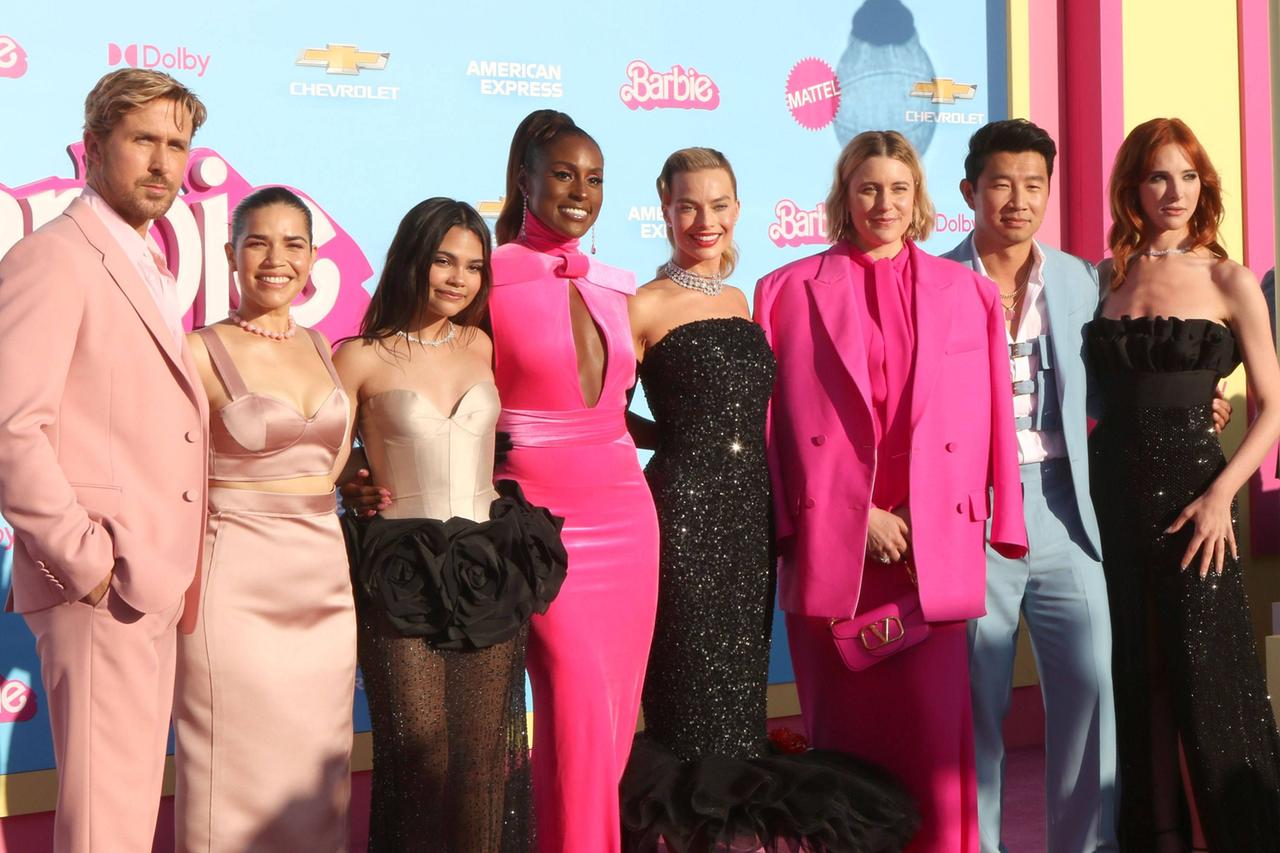 Ryan Gosling, America Ferrera, Ariana Greenblatt, Issa Rae, Margot Robbie, Greta Gerwig, Simu Liu und Hari Nef stehen bei der "Barbie"-Premiere auf dem roten Teppich des Shrine Auditorium in Los Angeles