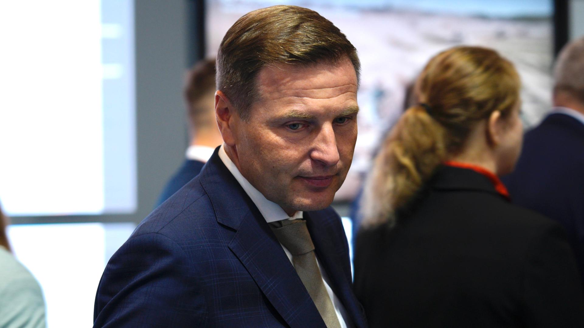 Estlands Verteidigungsminister Hanno Pevkur besucht eine Verteidigungsmesse in Polen. Er ist in der Halbtotalen zu sehen und trägt einen blauen Anzug. Estlands Verteidigungsminister Hanno Pevkur besucht eine Verteidigungsmesse in Polen. Er ist in der Halbtotalen zu sehen und trägt einen blauen Anzug.