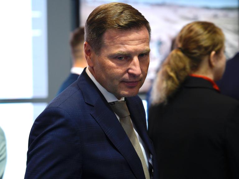 Estlands Verteidigungsminister Hanno Pevkur besucht eine Verteidigungsmesse in Polen. Er ist in der Halbtotalen zu sehen und trägt einen blauen Anzug.