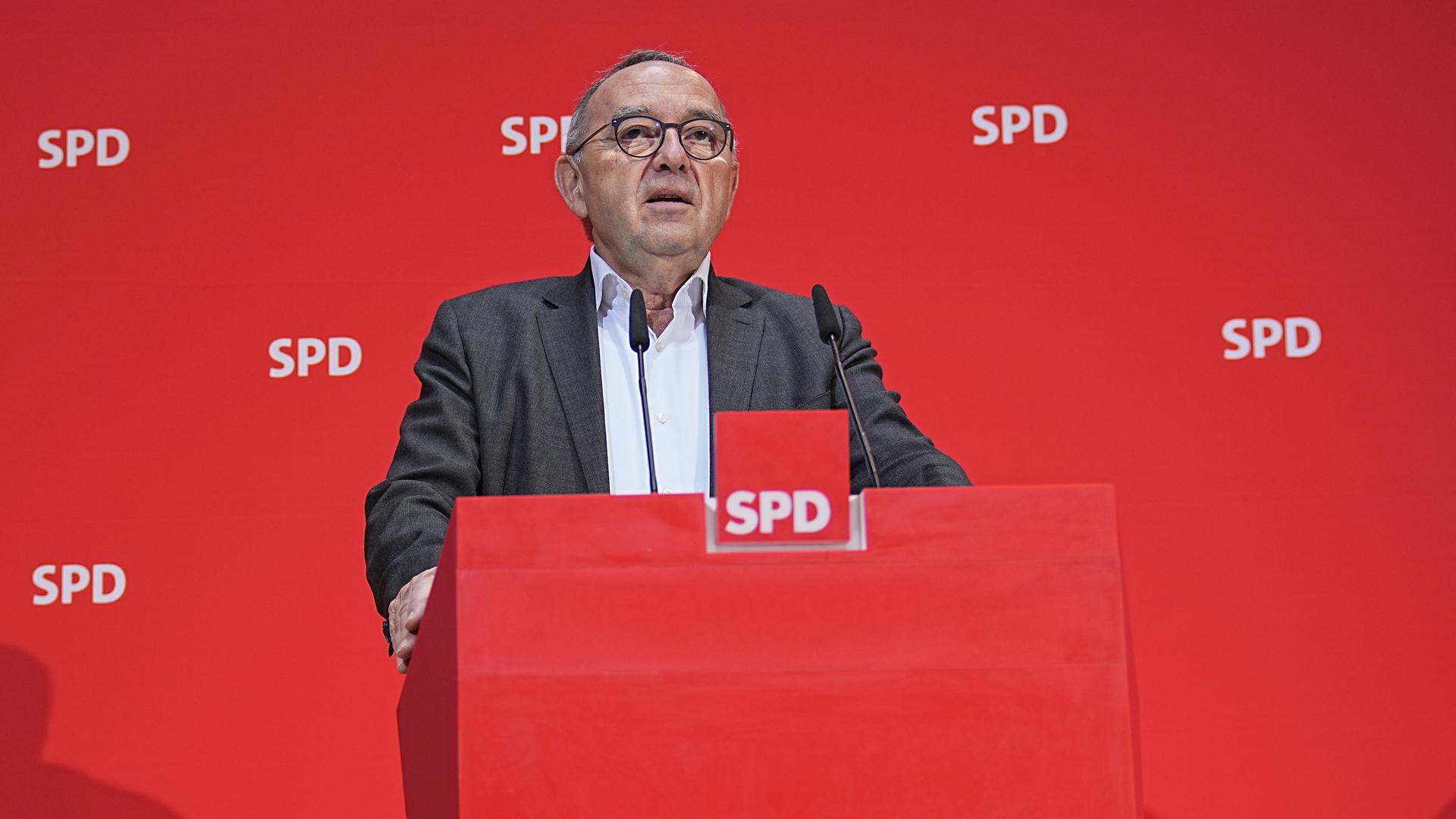 Der SPD-Co-Bundesvorsitzende Norbert Walter-Borjans vor einer roten Wand mit dem Logo der SPD