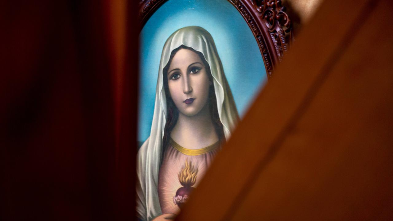 Angeschnittenes, farbenfrohes Marienbild 