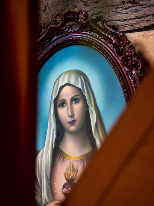 Angeschnittenes, farbenfrohes Marienbild 