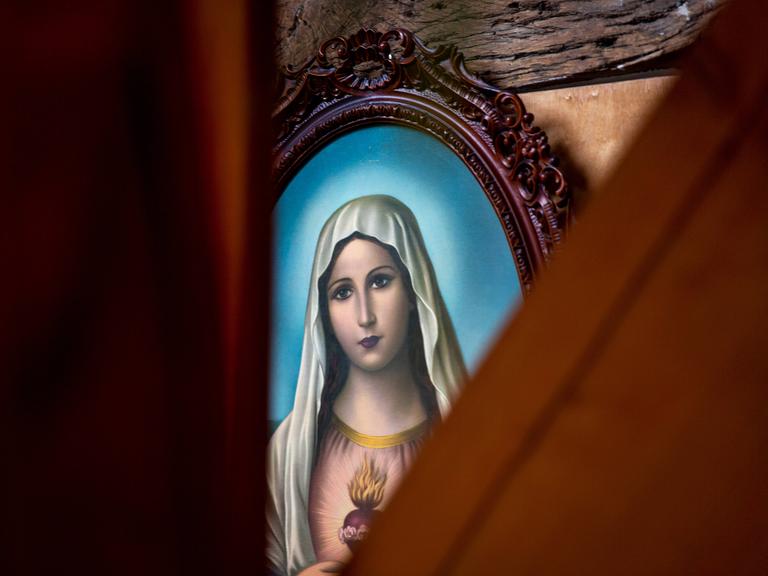 Angeschnittenes, farbenfrohes Marienbild 