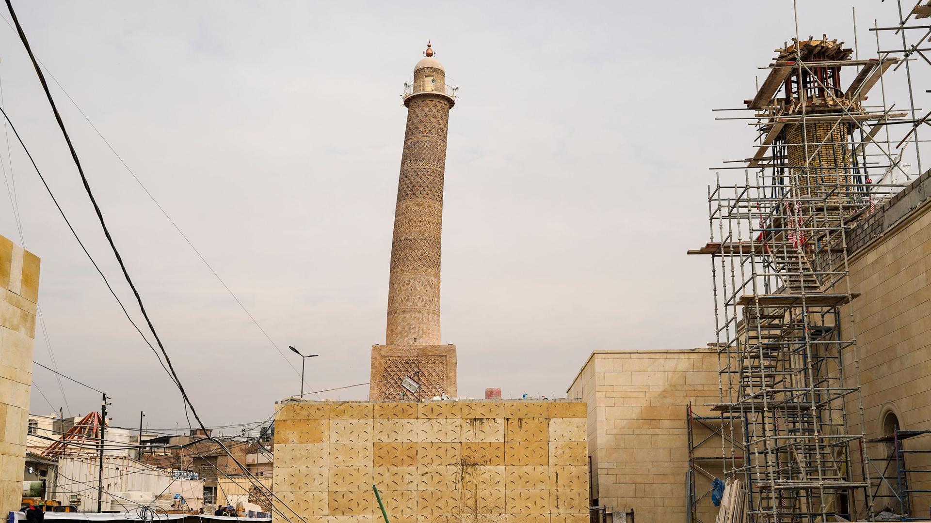 Das Hadba-Minarett ist ein sehr alter, hoher Turm in Mossul. Er ist ein bisschen krumm. Das Hadba-Minarett ist ein sehr alter, hoher Turm in Mossul. Er ist ein bisschen krumm.