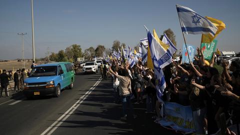 Kibbuz Reim: Menschen reagieren, als ein Konvoi mit den aus dem Gazastreifen freigelassenen Geiseln auf einem Militärstützpunkt in der Nähe von Reim im Süden Israels eintrifft.