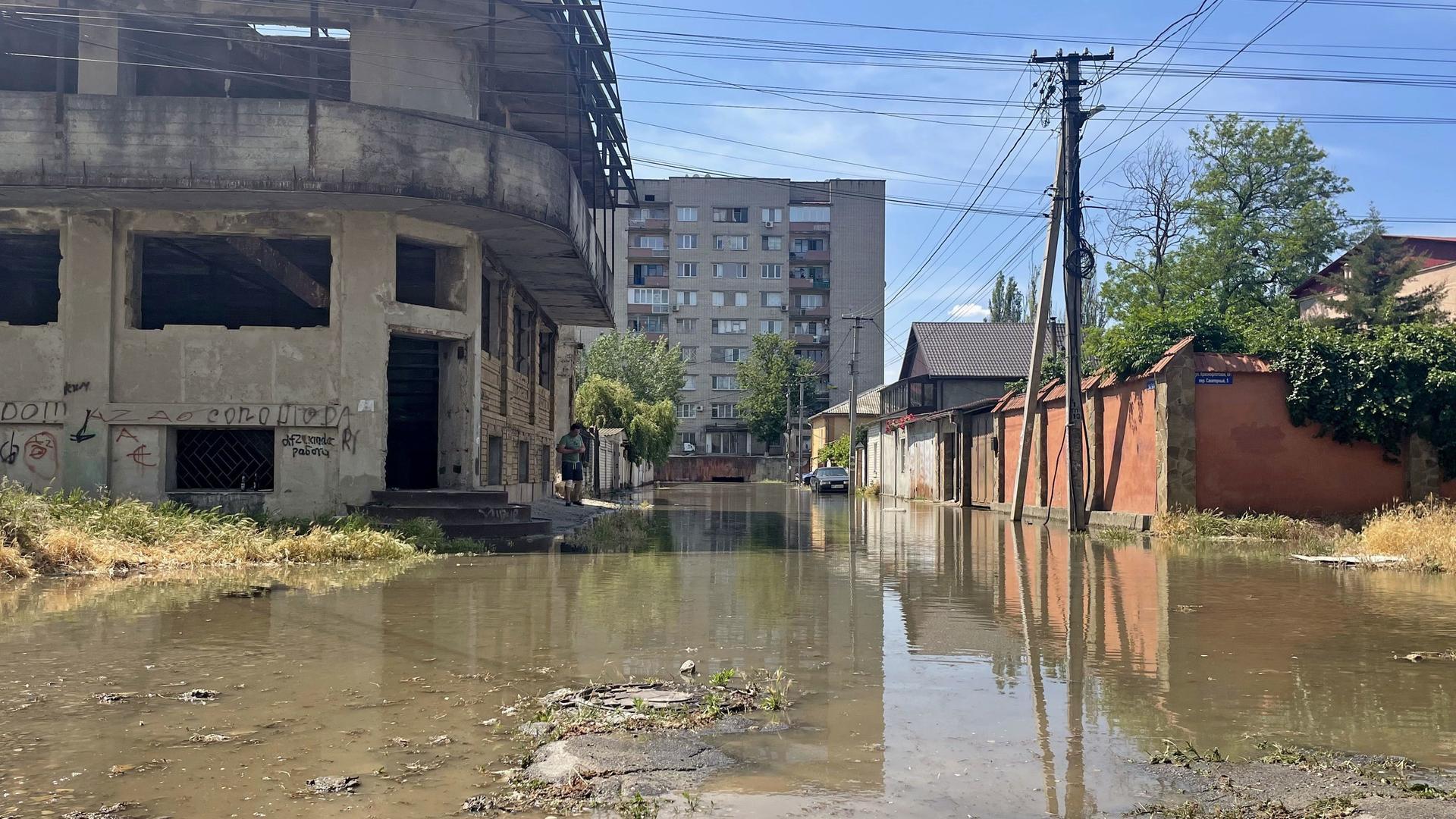Ukraine, Cherson: Eine überflutete Straße in der ukrainischen Stadt Cherson nach der Zerstörung des Kachowka-Staudamms. Der russische Angriffskrieg gegen die Ukraine ist durch die Sprengung des wichtigen Kachowka-Staudamms gefährlich eskaliert. Ukraine, Cherson: Eine überflutete Straße in der ukrainischen Stadt Cherson nach der Zerstörung des Kachowka-Staudamms. Der russische Angriffskrieg gegen die Ukraine ist durch die Sprengung des wichtigen Kachowka-Staudamms gefährlich eskaliert.