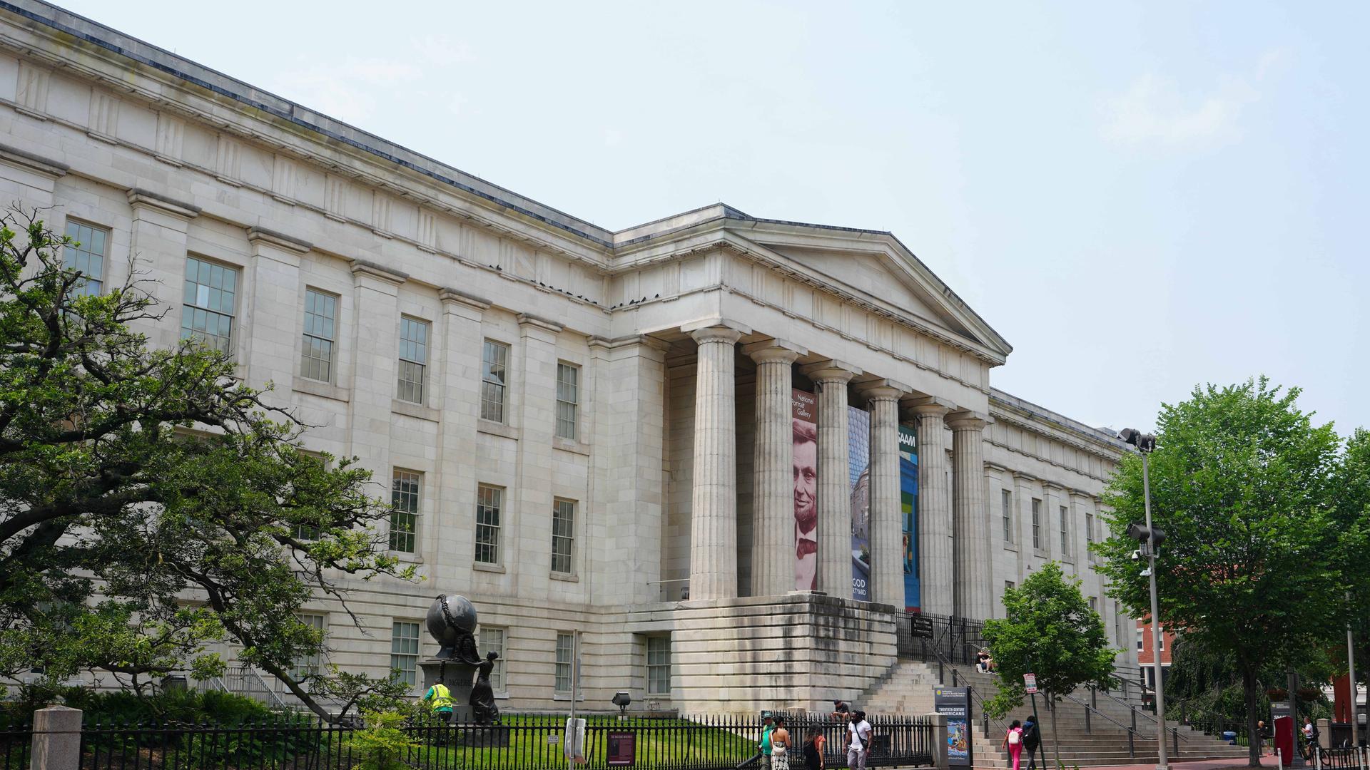 Eine Außenansicht des Smithsonian "National Portrait Gallery In Washington" mit klassizistischem Eingangsportal. Eine Außenansicht des Smithsonian "National Portrait Gallery In Washington" mit klassizistischem Eingangsportal.