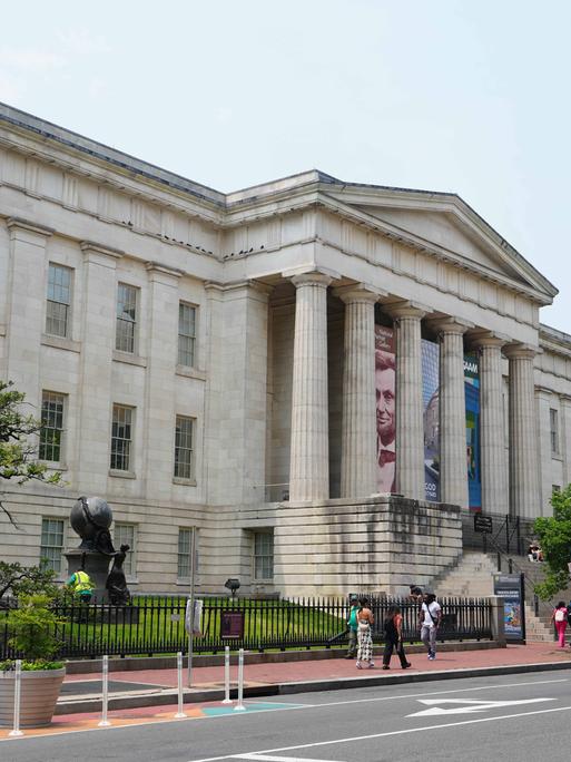 Eine Außenansicht des Smithsonian "National Portrait Gallery In Washington" mit klassizistischem Eingangsportal.
