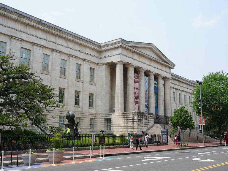Eine Außenansicht des Smithsonian "National Portrait Gallery In Washington" mit klassizistischem Eingangsportal.