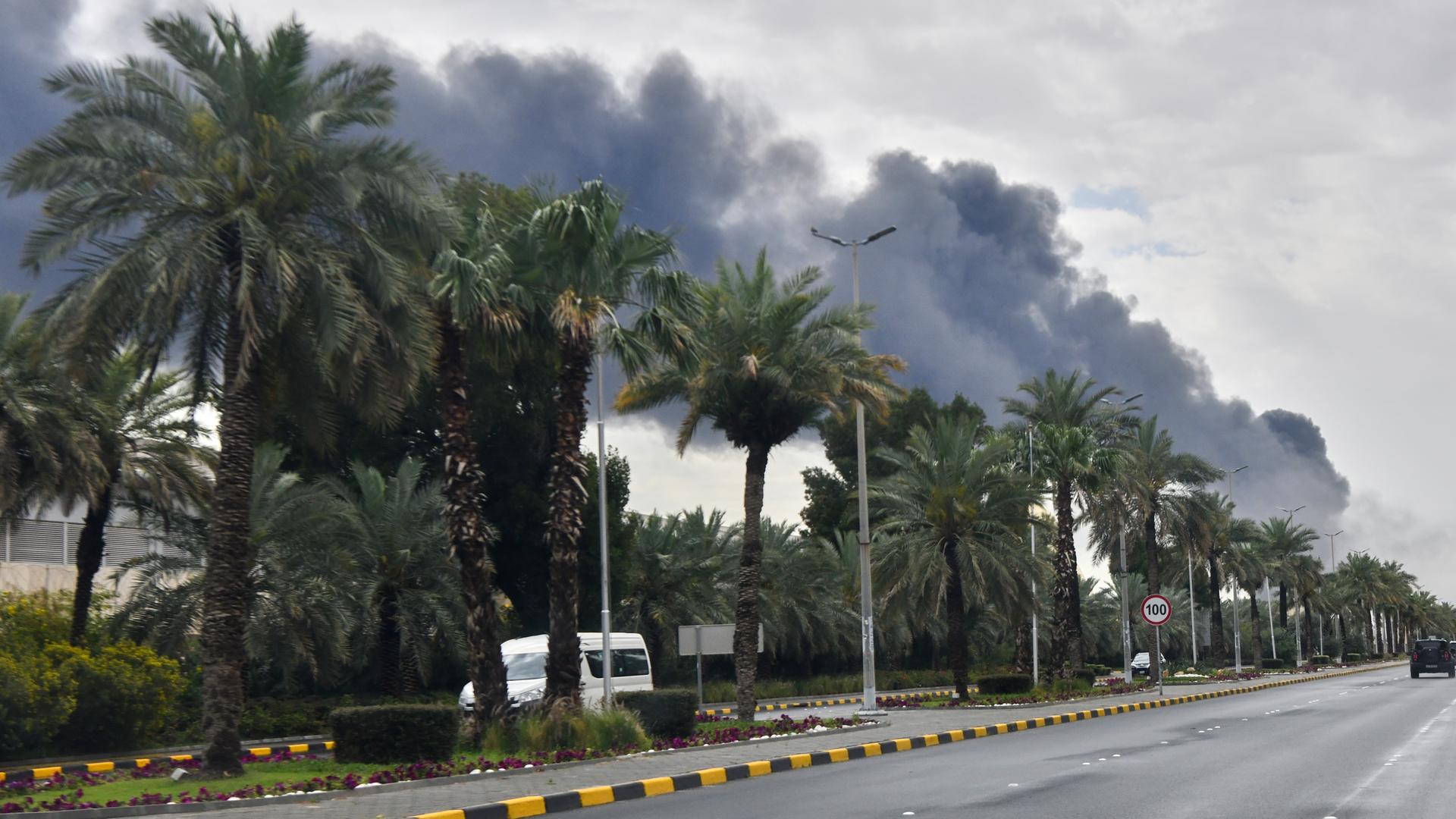 Rauch steigt aus dem internationalen Flughafen von Kuwait nach einem Drohnenangriff auf ein Treibstofflager auf. 