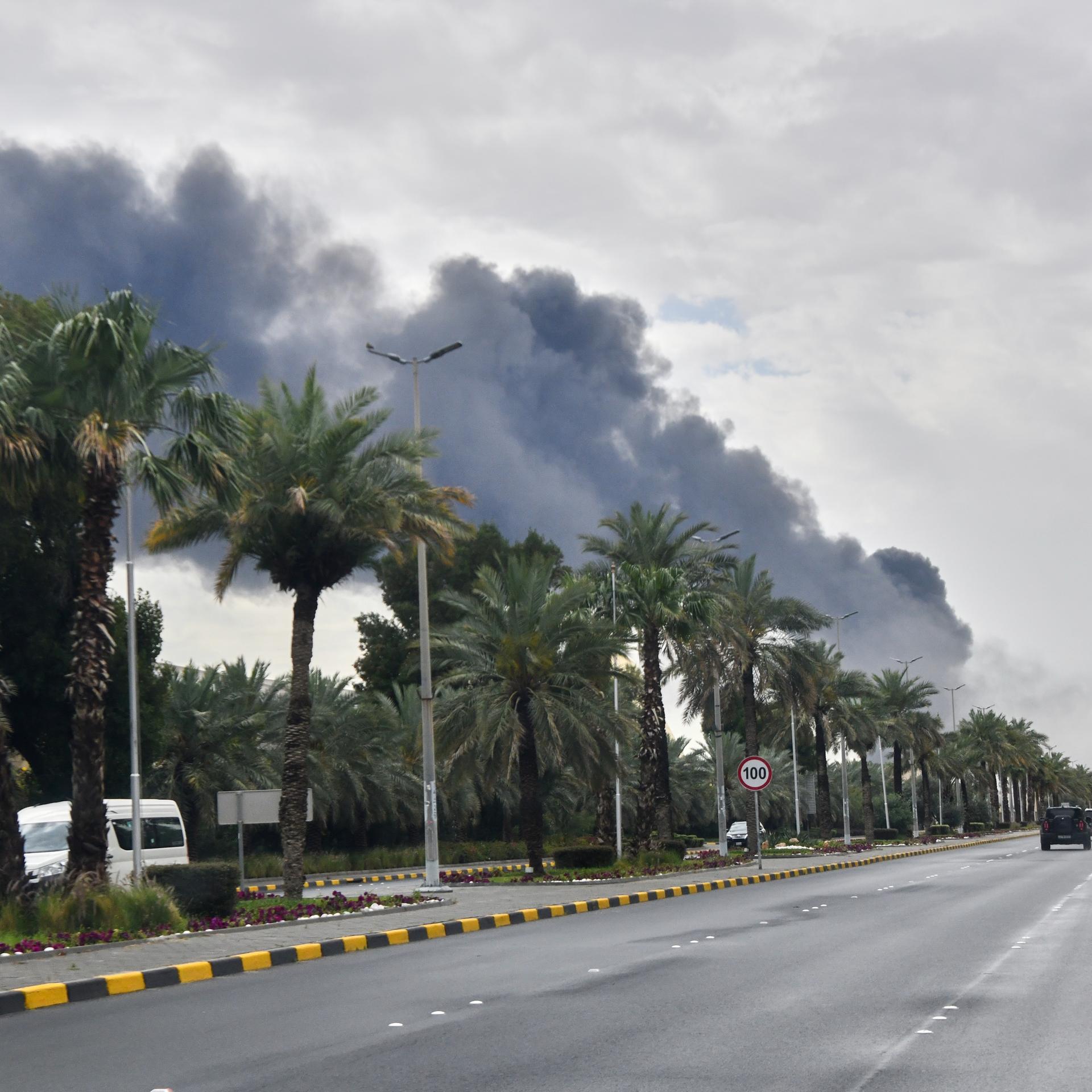 Rauch steigt aus dem internationalen Flughafen von Kuwait nach einem Drohnenangriff auf ein Treibstofflager auf. 