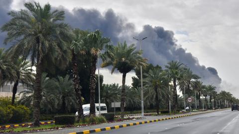 Rauch steigt aus dem internationalen Flughafen von Kuwait nach einem Drohnenangriff auf ein Treibstofflager auf. 