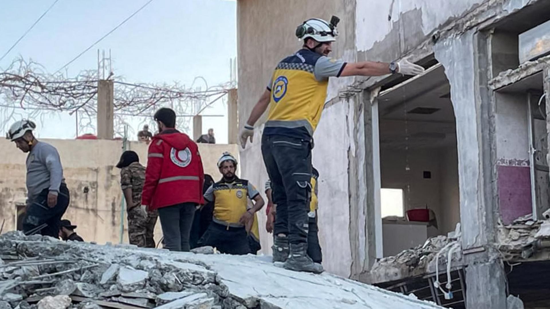 Rettungskräfte suchen in Latakia, Syrien, in einem eingestürzten Gebäude nach Überlebenden. 