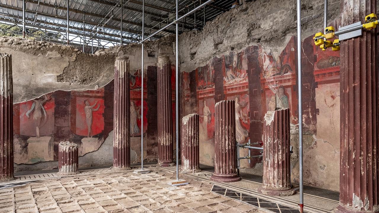 Pompeji: Auf dem von dem Parco Archeologico di Pompei bereitgestellten Handout wird ein neues großes Fresko in Pompeji gezeigt. Das neu freigelegte Fresko befindet sich ein einem Festsaal und zieht sich über drei Seiten des Raumes. 