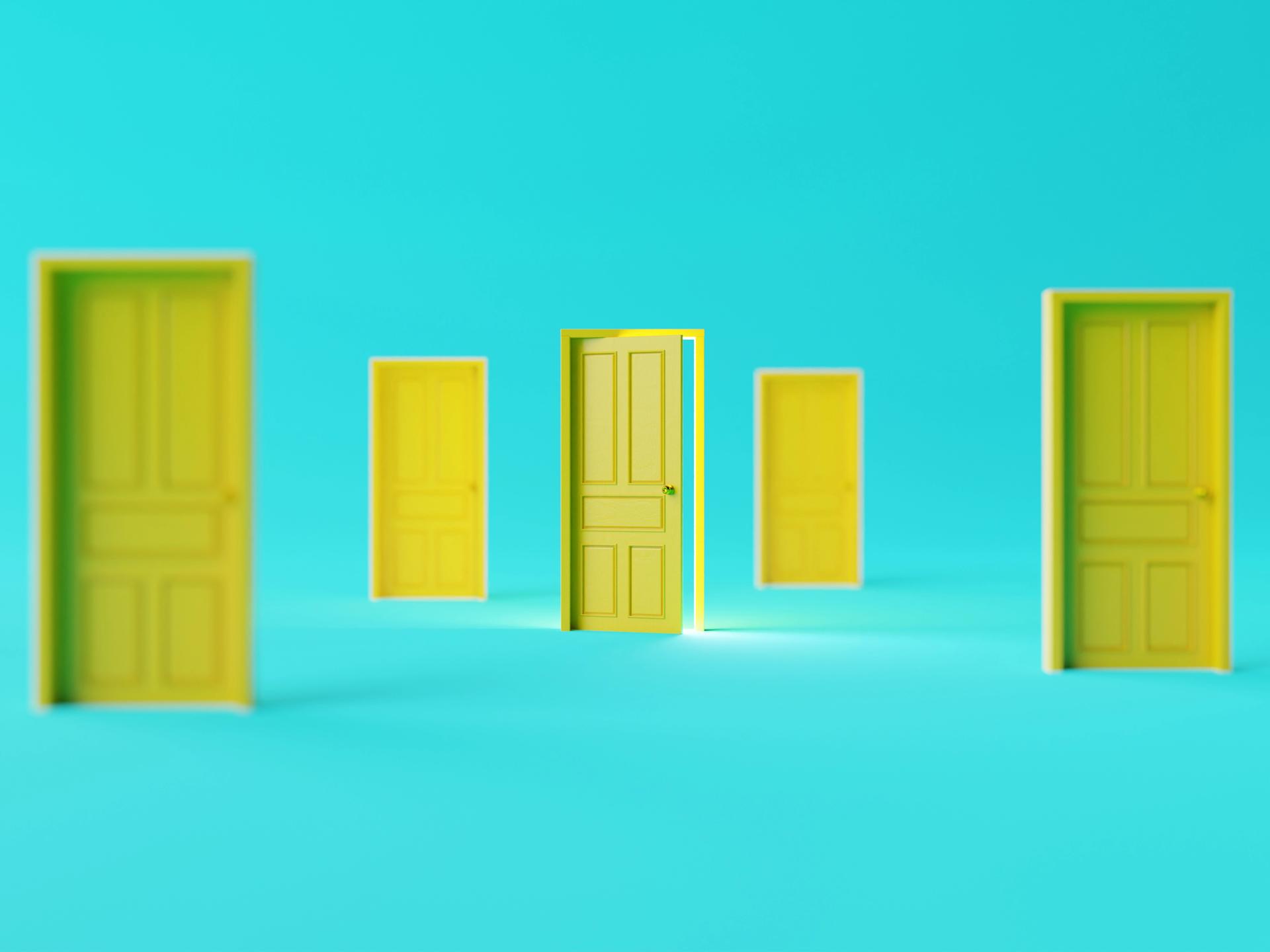 Fünf gelbe Türen vor einem türkisenen Hintergrund