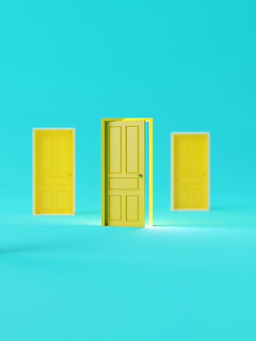 Fünf gelbe Türen vor einem türkisenen Hintergrund Fünf gelbe Türen vor einem türkisenen Hintergrund