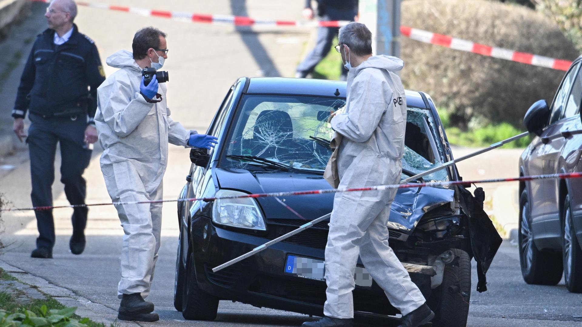Mannheim: Beamte der Spurensicherung untersuchen ein beschädigtes Fahrzeug an einer Zufahrt zur Rheinbrücke, Mannheim: Beamte der Spurensicherung untersuchen ein beschädigtes Fahrzeug an einer Zufahrt zur Rheinbrücke,