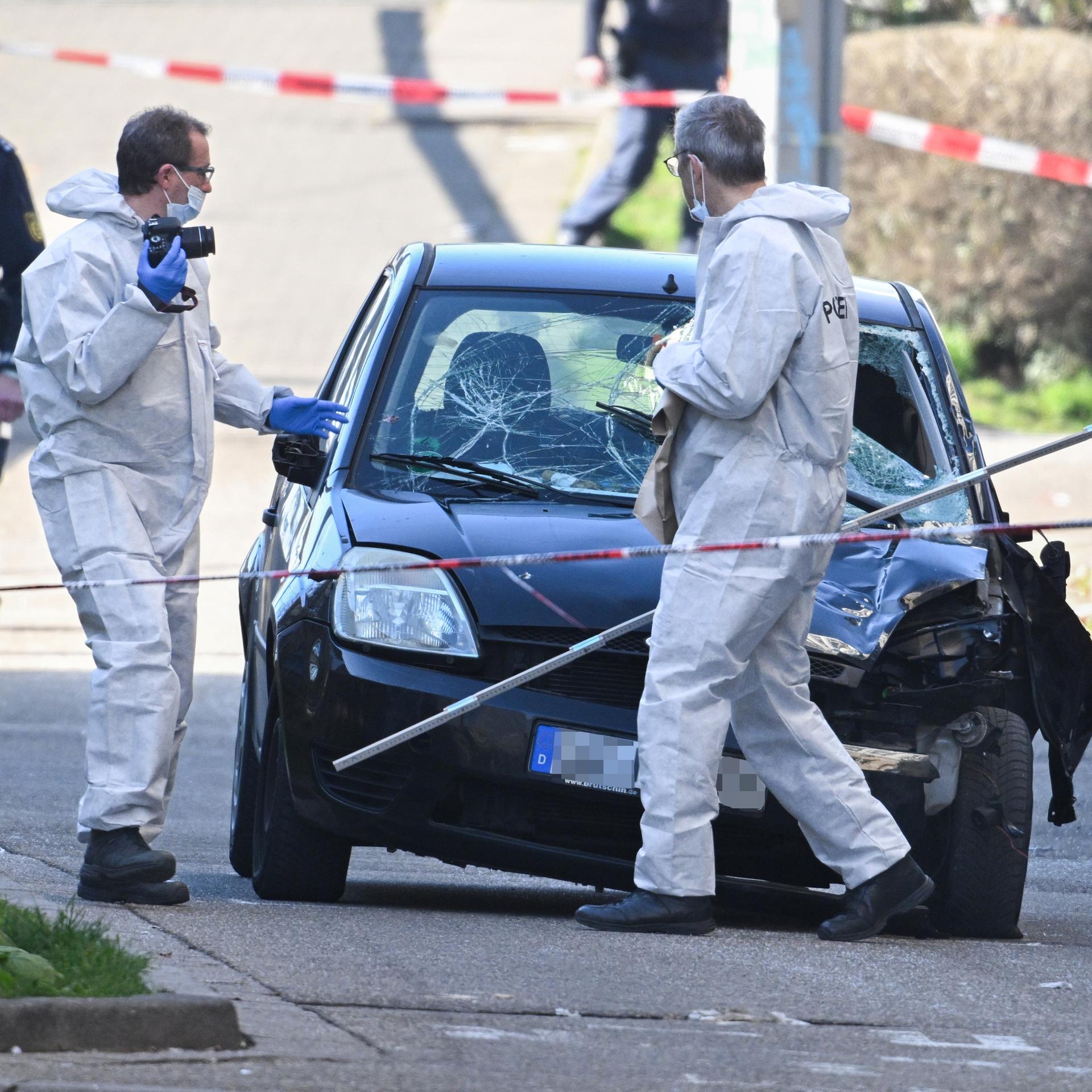 Mannheim: Beamte der Spurensicherung untersuchen ein beschädigtes Fahrzeug an einer Zufahrt zur Rheinbrücke,