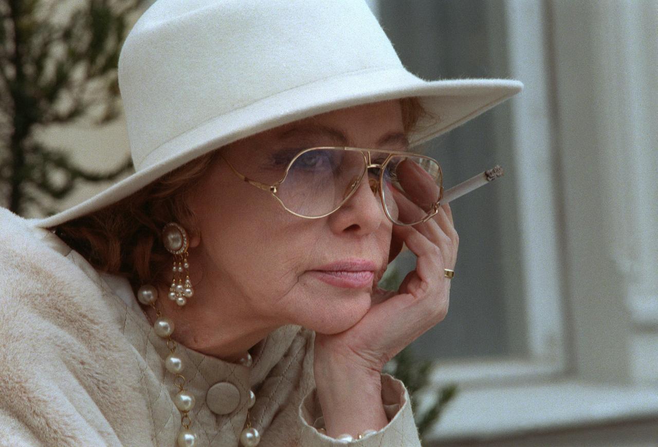 Eien Frau mit imposanten Hut und Zigarette: Hildegard Knef 1991.